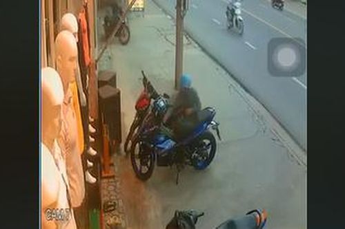 Clip: Thanh niên bẻ khóa, trộm xe Exciter nhanh như chớp ở TP.HCM