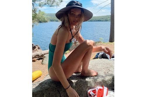 Elsa Hosk tung series ảnh bikini 'đốt cháy' nắng hè