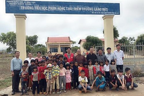 Tài trợ 1,4 tỷ đồng xây dựng 2 lớp học trên biên giới