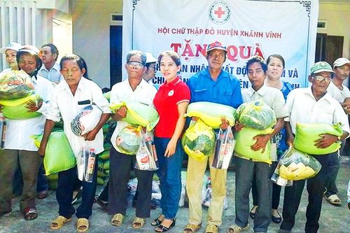 Tặng quà cho Hội Nạn nhân chất độc da cam và các địa chỉ nhân đạo