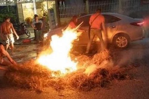 Cảnh báo phơi rơm rạ trái phép trên mặt đường có thể gây cháy xe ô tô, xe máy