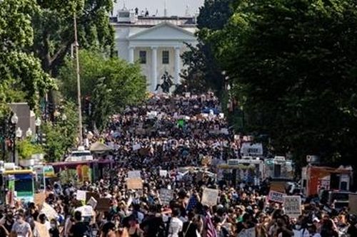 Biển người tràn xuống đường phố Washington biểu tình chống phân biệt chủng tộc