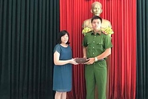 Chiến sĩ nghĩa vụ trả lại gần 20 triệu đồng cho người dân bị đánh rơi