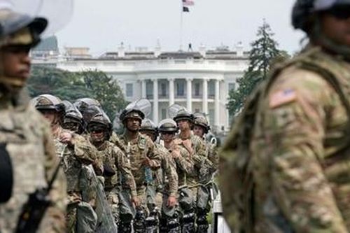 Ông Trump tính điều 10.000 binh sĩ quân đội dẹp loạn biểu tình