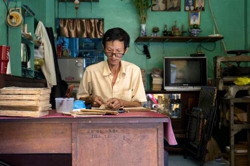 Ông lão Sài Gòn 40 năm 'chữa bệnh' cho sách cũ
