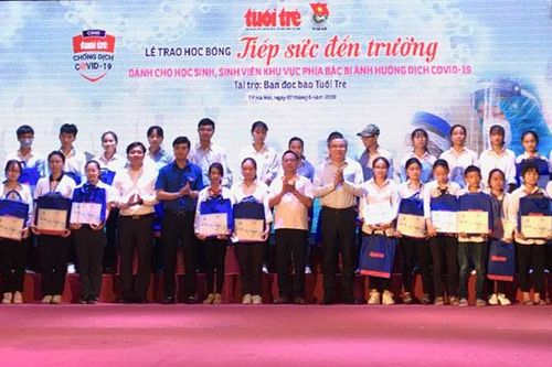 200 học sinh, sinh viên nhận học bổng ''Tiếp sức đến trường''
