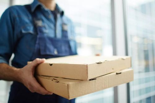 Mất ngủ vì được giao pizza đến nhà suốt 9 năm liền, có ngày được giao hẳn 14 bánh