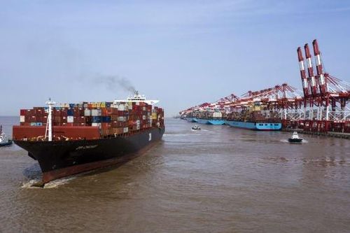 Xuất khẩu Trung Quốc lao dốc, nhập khẩu tệ nhất trong 4 năm