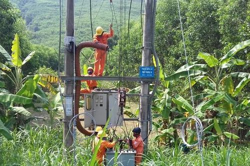 Quảng Ngãi: Hoán đổi máy biến áp phục vụ cấp nước sạch cho người dân