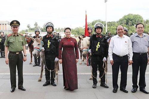 Thủ tướng Nguyễn Xuân Phúc và Chủ tịch Quốc hội Nguyễn Thị Kim Ngân dự buổi ra mắt lực lượng Cảnh sát cơ động kỵ binh