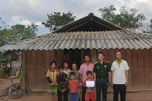 Báo Quân đội nhân dân trao tiền hỗ trợ gia đình cháu Giàng A Cháy