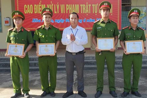 Khen thưởng đột xuất thành tích đấu tranh, phòng chống tội phạm