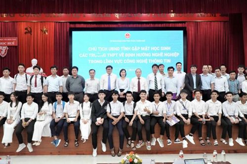 Chủ tịch tỉnh TT-Huế đối thoại với học sinh trong lĩnh vực công nghệ thông tin