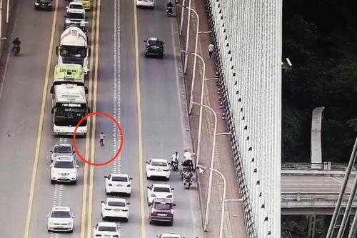 Kinh hãi bé trai chạy xe đồ chơi trên cầu đông đúc phương tiện