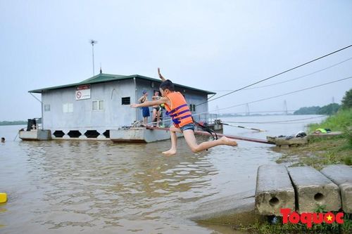 Biển trong xanh ở bãi tắm tự phát ven sông Hồng