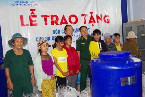 Tặng bồn chứa nước cho đồng bào Raglai nghèo