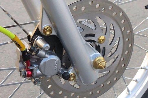 Nhiều lỗ nhỏ được trang bị trên phanh đĩa xe máy có công dụng gì?