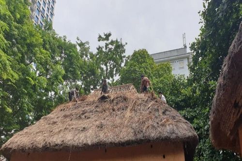 Xem người Hà Nhì sửa nhà giữa Hà Nội