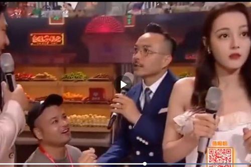 Địch Lệ Nhiệt Ba bất ngờ bị fan cuồng xông lên sân khấu cầu hôn