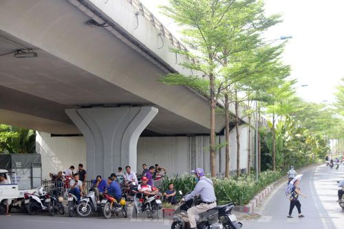 Người dân Hà Nội đổ về công viên, hồ nước, gầm cầu trốn nắng nóng 'thiêu đốt'