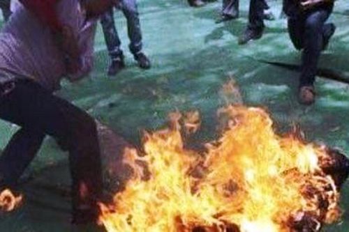 Mâu thuẫn gia đình, con tưới xăng đốt cha khiến 4 người bỏng nặng