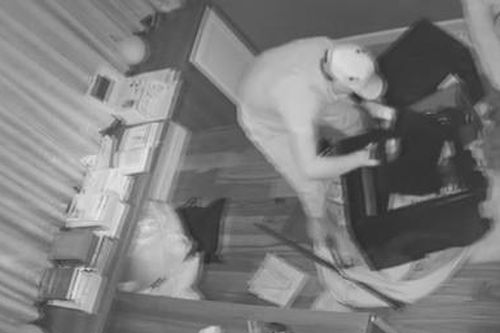 Trích xuất camera phát hiện 2 người leo vào nhà cô gái trộm gần 3 tỷ đồng