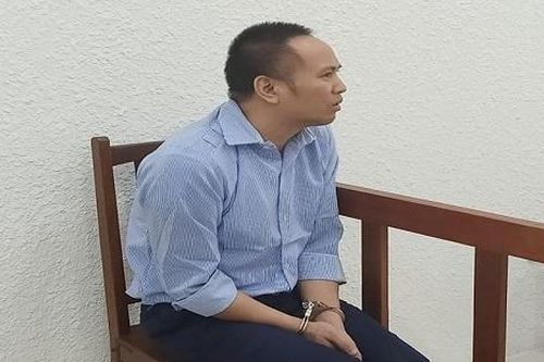 Ghen tuông, cầm dao đi 'xử' bạn trai của vợ cũ