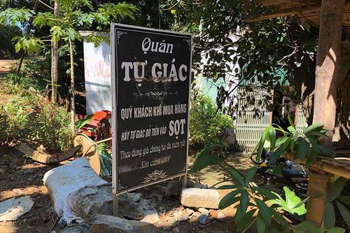Quán Tự giác của người Mường: Không người bán, khách mua bỏ tiền vào giỏ