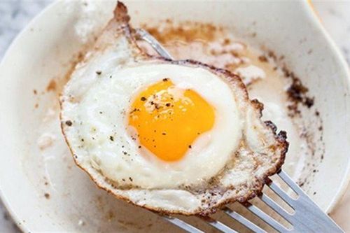 Mẹo chiên trứng ốp la chín đều 2 mặt mà không bị vỡ