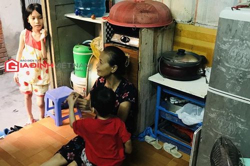 Bé gái sau song sắt: 'Cháu muốn đi học để làm cảnh sát'