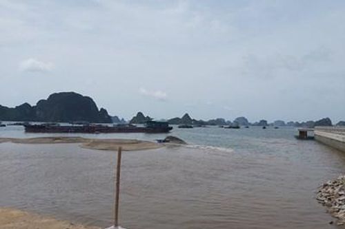 Phun cát đen làm bãi tắm đục ngầu một góc vịnh Hạ Long