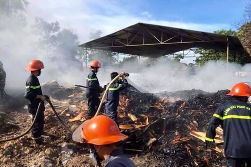 Xưởng gỗ bốc cháy dữ dội trong ngày nắng gắt