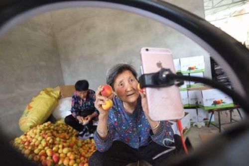 Cụ bà 80 tuổi Livestream bán hàng, 'chốt đơn' ầm ầm trong thời dịch