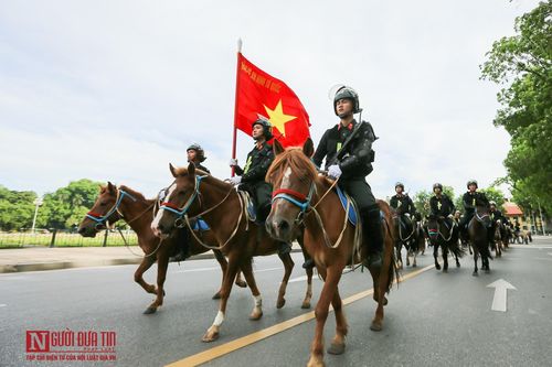 Lần đầu tiên cảnh sát cơ động Kỵ binh Việt Nam diễu hành tại Hà Nội