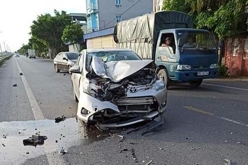 Ninh Bình: Xe máy lấn làn đấu đầu ôtô, nam thanh niên gãy cả hai chân