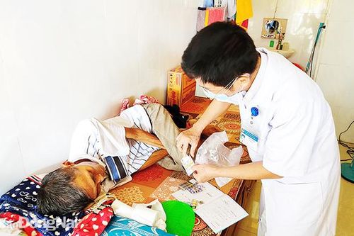 Khám bệnh cho người già cơ nhỡ