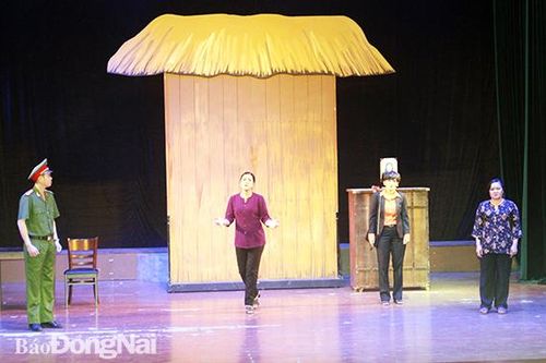 Khi sân khấu về cơ sở