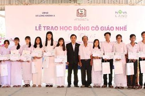 Tặng Bằng khen cho tập thể, cá nhân có thành tích đóng góp xây trường học