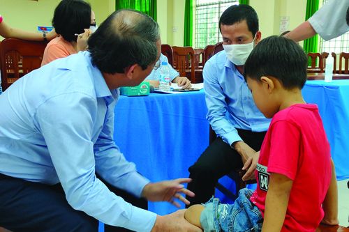 Khám sàng lọc, cấp thuốc miễn phí cho người bị khuyết tật vận động