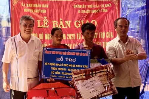 Bàn giao 7 nhà tình thương cho hộ nghèo