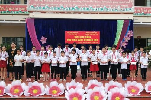 Trao 537 suất học bổng cho học sinh vượt khó, hiếu học ở thành phố Lào Cai