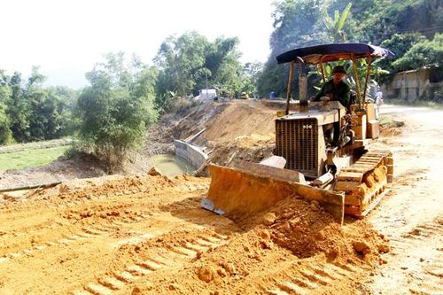 Khẩn trương xây dựng kè chống sạt lở đường