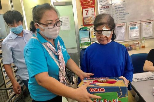 Các chùa phẫu thuật mắt, tặng quà, suất cơm chay