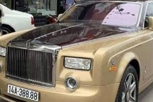 Xe Rolls Royce bốc cháy sau khi đâm vào tường nhà dân