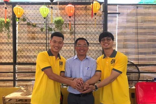Sau đính hôn, Công Phượng cùng Đông Triều mở quán cà phê, bánh tráng thịt heo