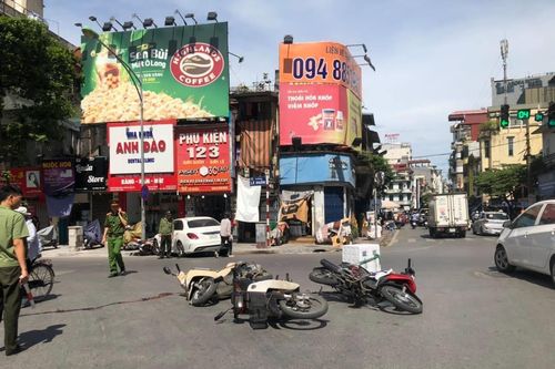 Ô tô Mercedes tông văng 4 xe máy trên phố cổ Hà Nội, 2 người nhập viện