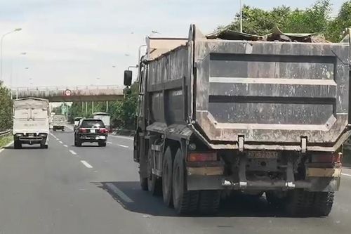 Xe tải vô tư 'thải bậy' bùn đất dọc Đại lộ Thăng Long