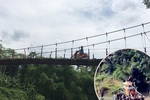 Chao đảo 'cầu chết' giữa xóm Sống, người dân lội suối đưa tang