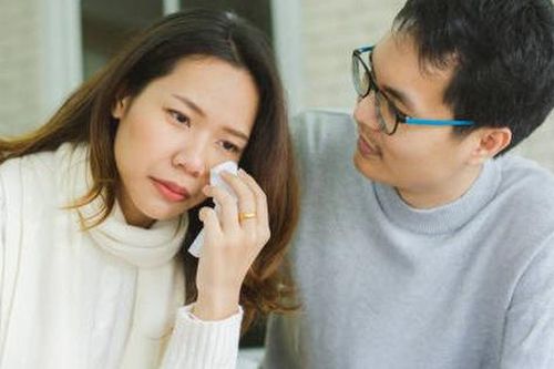 Đang chuẩn bị ngủ, chồng bỗng ôm tôi và nói: 'Anh có 1 tỷ 8', anh tưởng tôi sẽ vui nhưng thực tế tôi đã hất tay anh ra và khóc nức nở