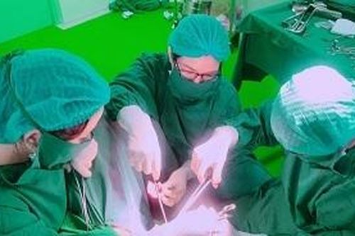 Giải phóng bệnh khó nói cho cụ bà 92 tuổi